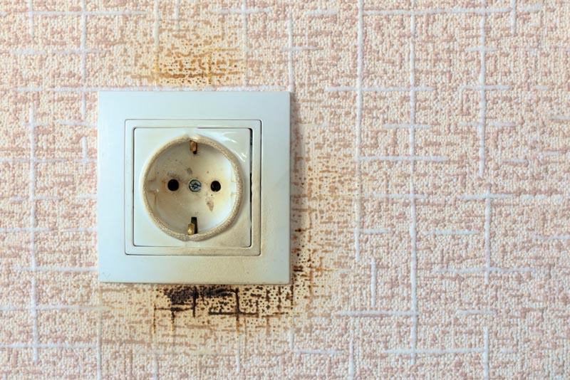 Elektriker rufen bei einem Kurzschluss